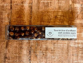Torró de licor d'avellanes i xocolata negre